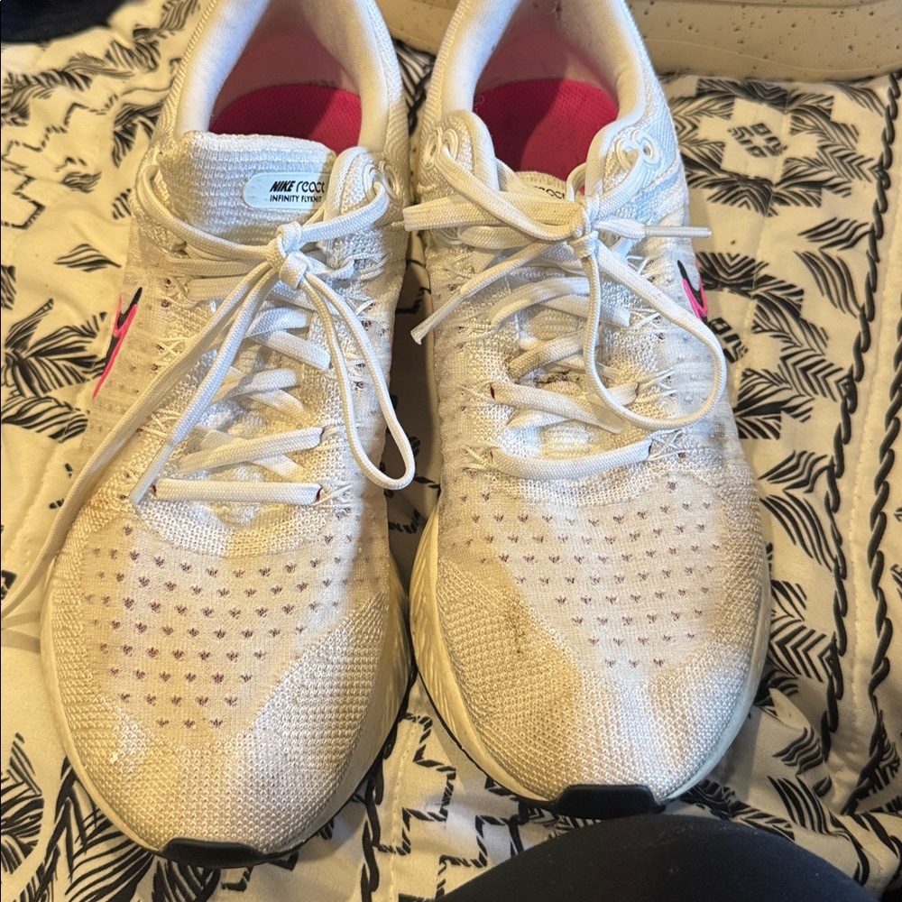 Nikein great condition. Just need a good cleaning. Nike React 2 fly knit.